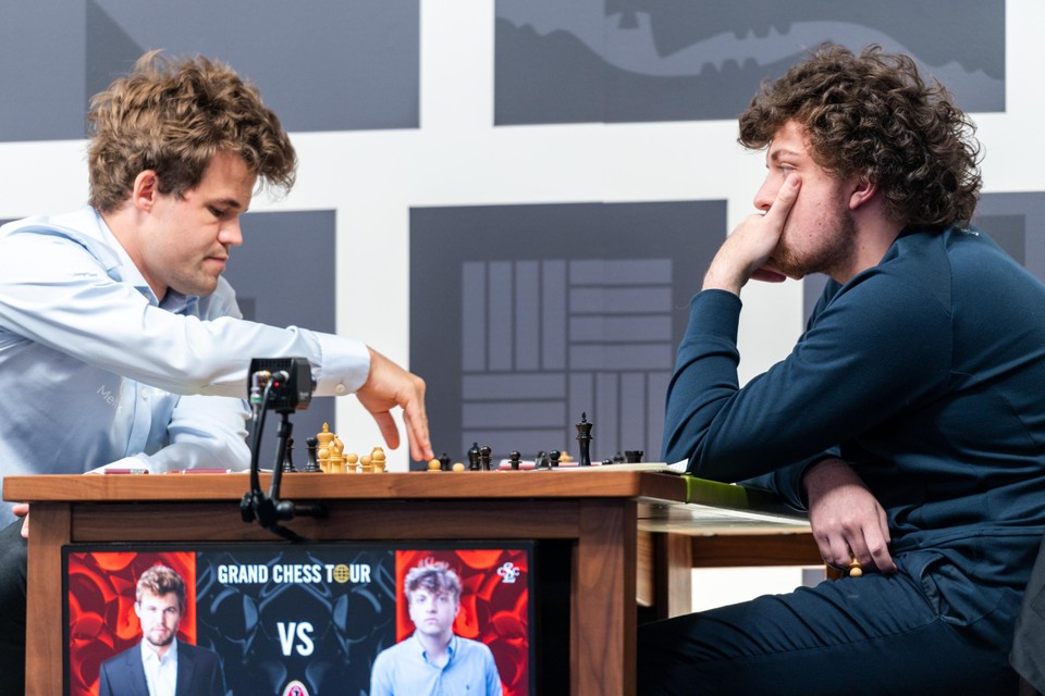 Hans Niemann (rechts) tijdens een partij met schaakgrootmeester Mafgnus Carlsen. 