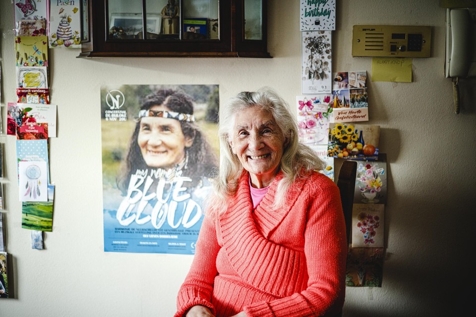 De 93-jarige Raquel Boeck, alias bomma Blauwe Wolk, bij een affiche van de muzikale vertelling over haar leven. 