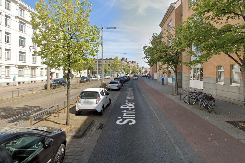 Een verwarde bestuurder (80) heeft dinsdagmiddag vier geparkeerde wagens beschadigd op de Sint-Bernardsesteenweg op het Kiel. 