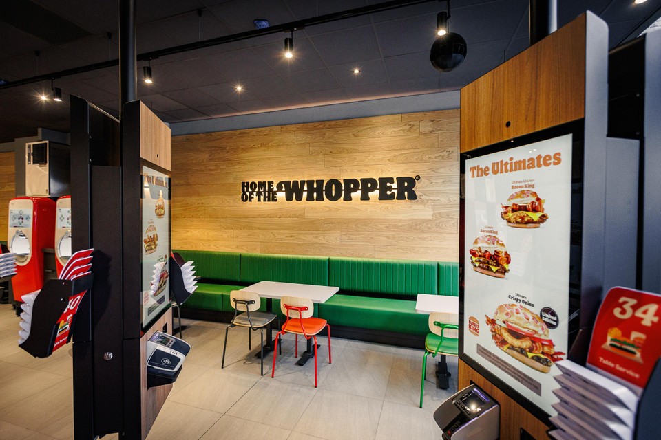 There are eight digital screens from which you can order the well-known Whopper, among other things.