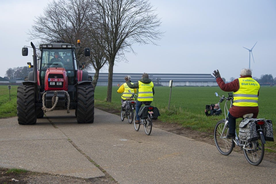 Op de vele ruilverkavelingswegen in Schoonbroek passeren veel fietsers en landbouwvoertuigen. 