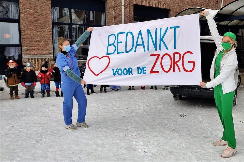 Enkele juffen van Wonderwijzer toonden in februari nog hun solidariteit met de zorg. Nu moet de school dicht als gevolg van de vierde coronagolf