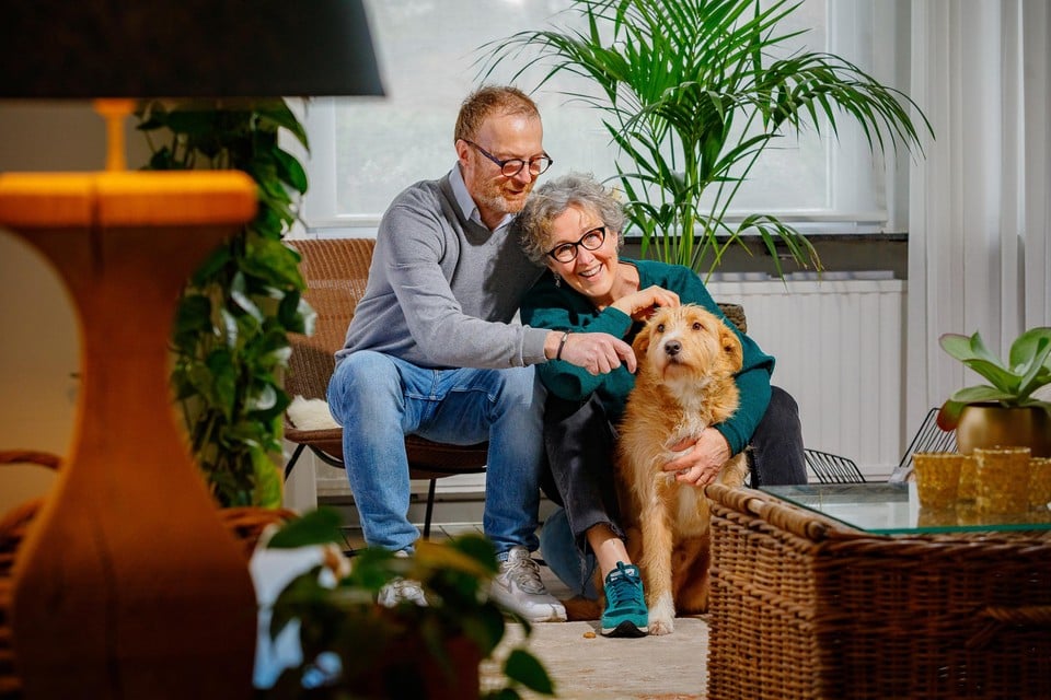 Pierre-Paul (60), Fabienne (56) en de hond Billy in hun woonkamer in Mechelen.