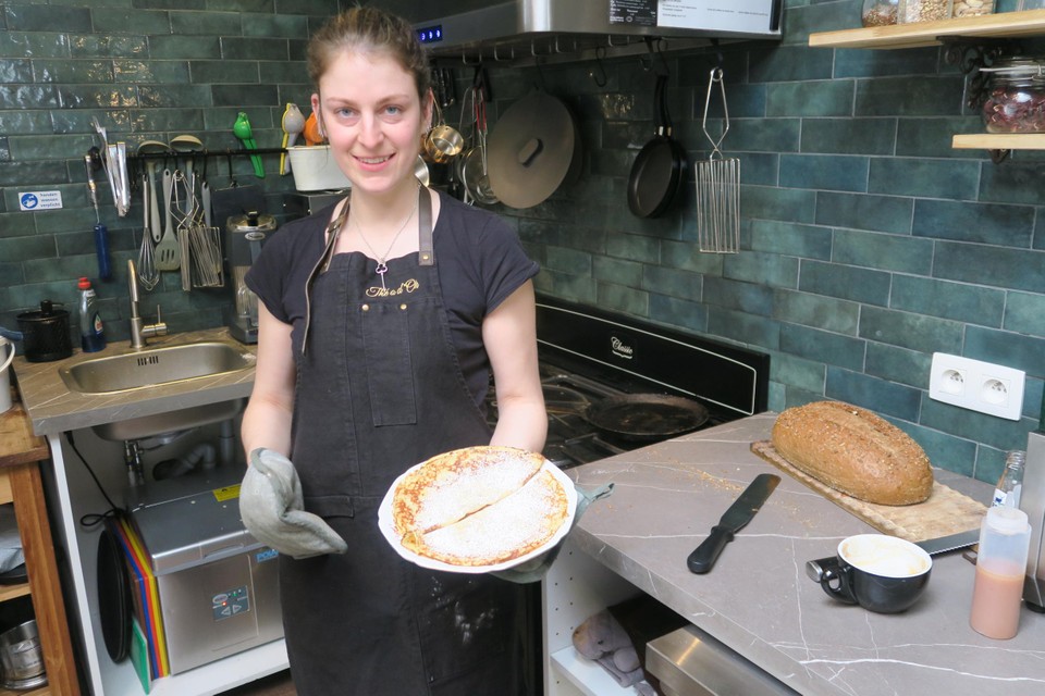 Julie heeft - volgens de regels van de kunst - net een pannenkoek gebakken en afgewerkt met wat suiker, klaar voor consumptie.