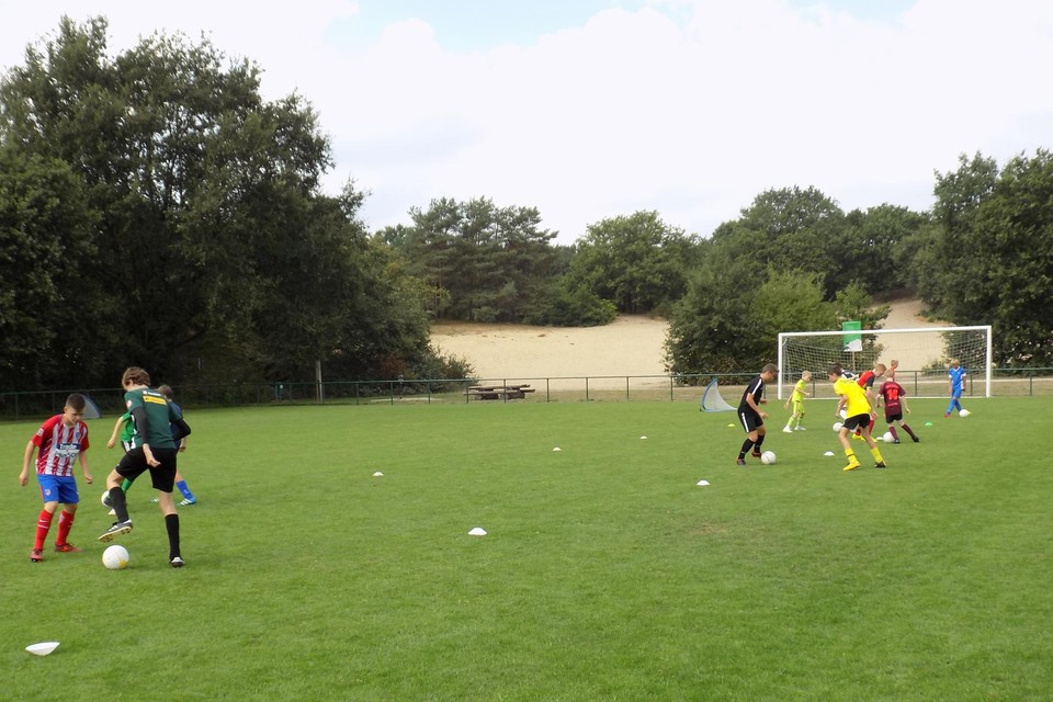 Jongeren amuseren zich op een eerdere voetbalstage in de schaduw van de Konijnenberg in Vosselaar. De online inschrijvingen voor de jeugdkampen van de gemeente voor de komende vakanties verliepen problematisch.