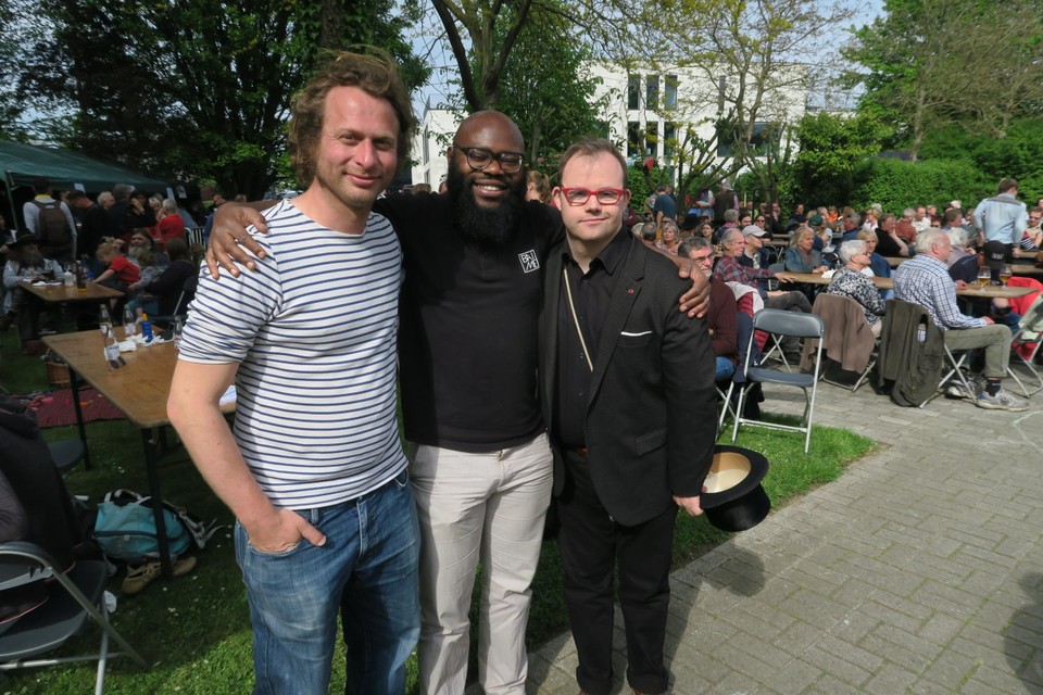Organisator Yves Helsen met de twee presentatoren van Folk in ’t Gruun: Yves Kibi Puati Nelen en Peter Goetghebuer.﻿ 