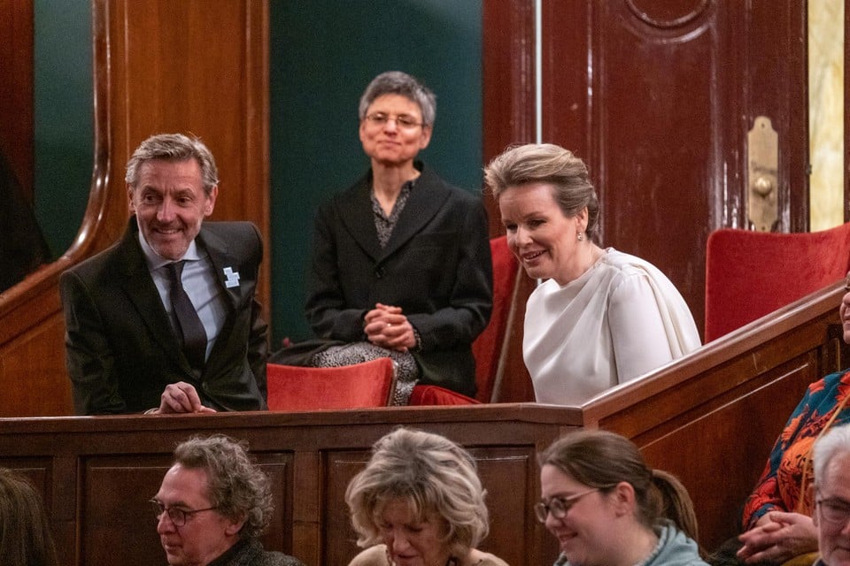 Koningin Mathilde in een van de loges van de Antwerpse Opera, met achter haar gourverneur Cathy Berx. 