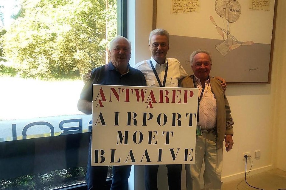 Het kunstwerk voor luchtvaartondernemer Bernard Van Milders kreeg een bijzondere boodschap mee in het Antwerps. 