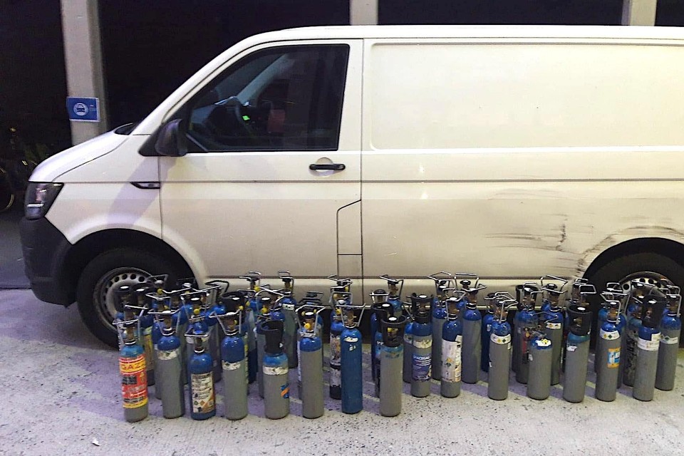 In de bestelwagen werden dertig volle en dertig lege flessen lachgas aangetroffen. 