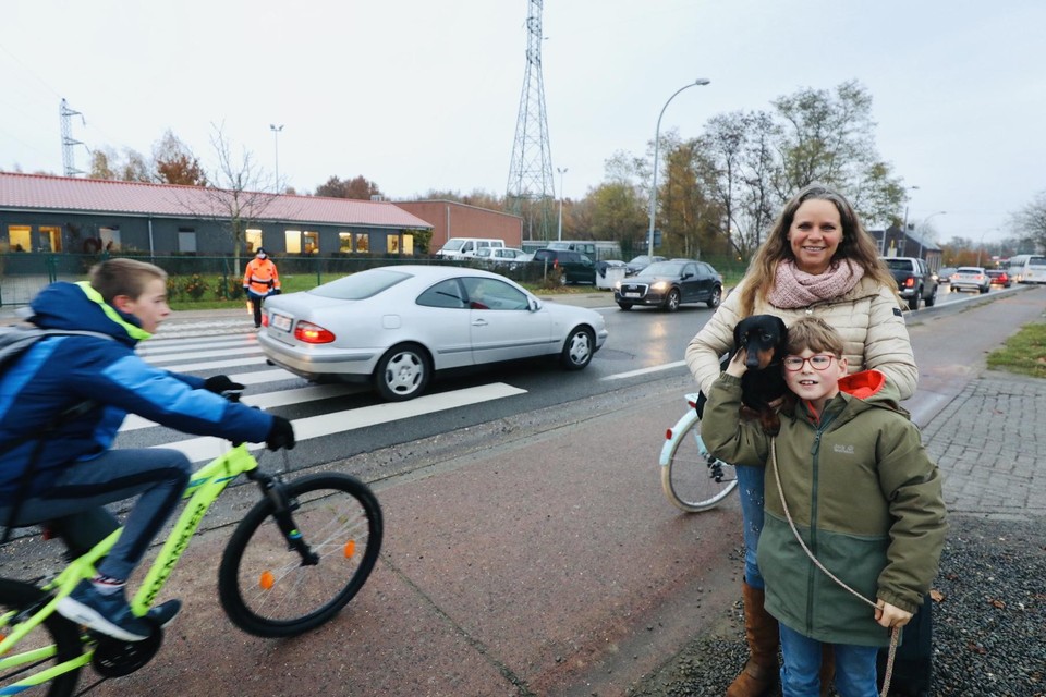 Ruth D’haese met zoontje Lukas Van Haver en hun hondje Flippie aan de oversteekplaats aan het IMG op de N15. 