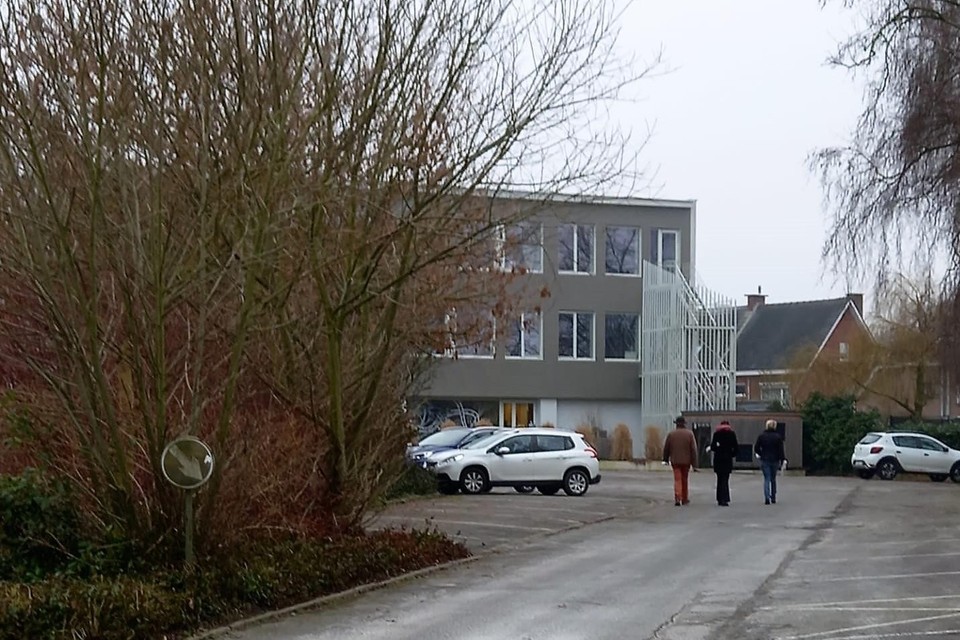 Momenteel is de parking van de Vrije Ateliers volledig verhard met asfalt.