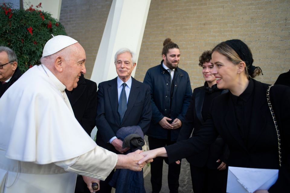 Mirella schudt de hand van de paus.