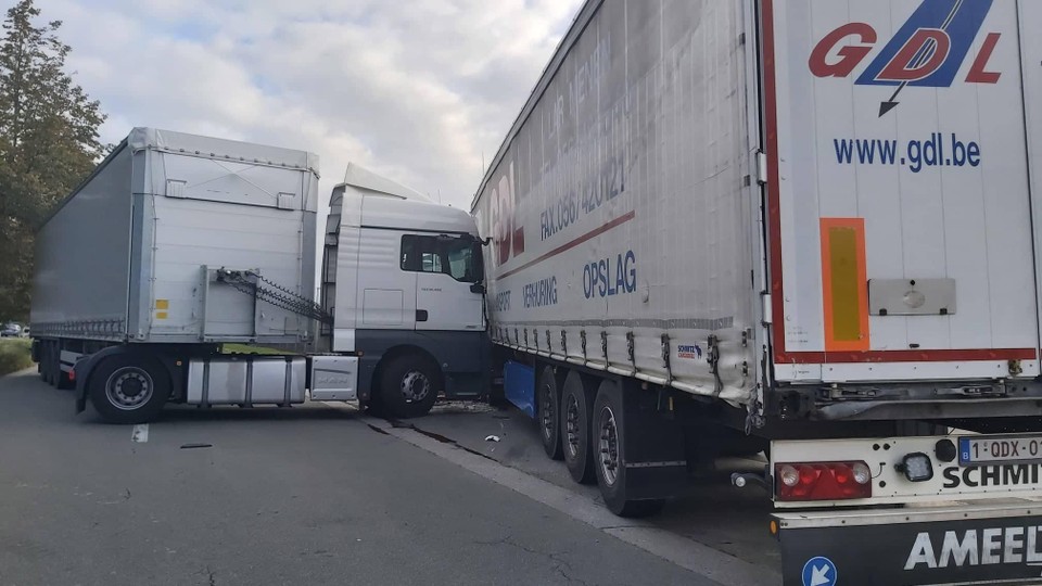 Door de klap was de zijrijbaan van de N16 een tijdlang versperd