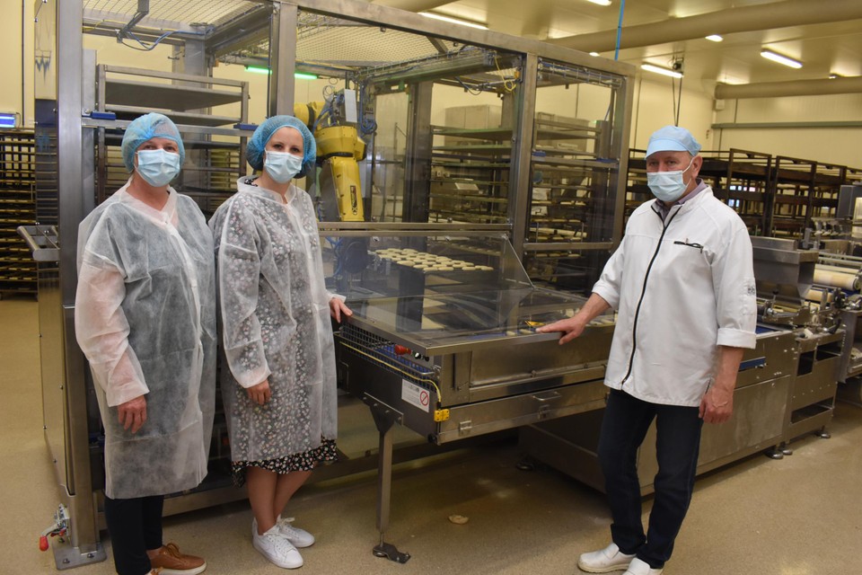 Zaakvoerders Marleen, Joyce en Paul van bakkerij Mariën bij de gloednieuwe mobiele robot. 