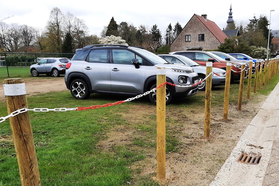 De parking in de Eikenboomlaan is enkel nog op donderdagvoormiddag, tijdens de markt, geopend.