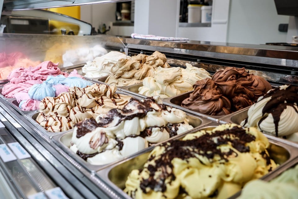 In de afhaaltoog van Roma by Strijboshof vind je steeds zestien smaken versgedraaid ijs.