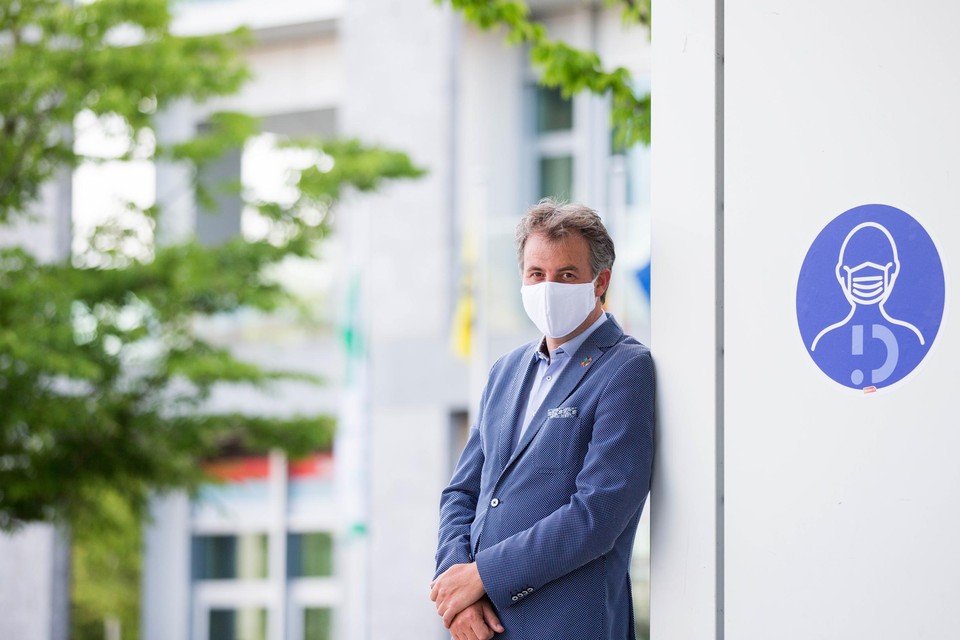 Burgemeester van Deinze, Jan Vermeulen (CD&V), strijdt al sinds het begin van de crisis voor verplichte mondmaskers. 