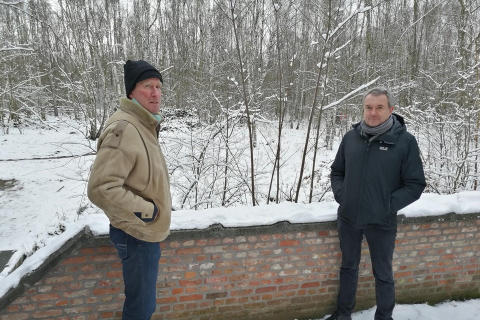 Woordvoerder Luc Cassan (links) en Jan Van Espen voorzitter van Actief Terhagen aan de toegangspoort tot de Terhaagse kleiputten.