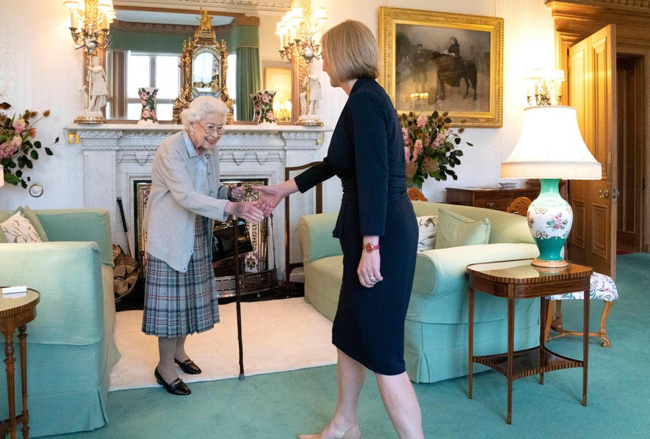 Koningin Elizabeth en Liz Truss. 