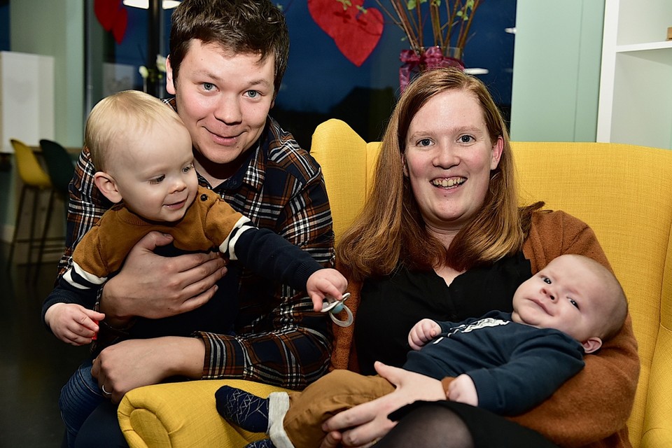 Vader Bart Verhaegen, mama Anke Van Hoof, broertje Viktor en de 21.000ste inwoner Mattis.