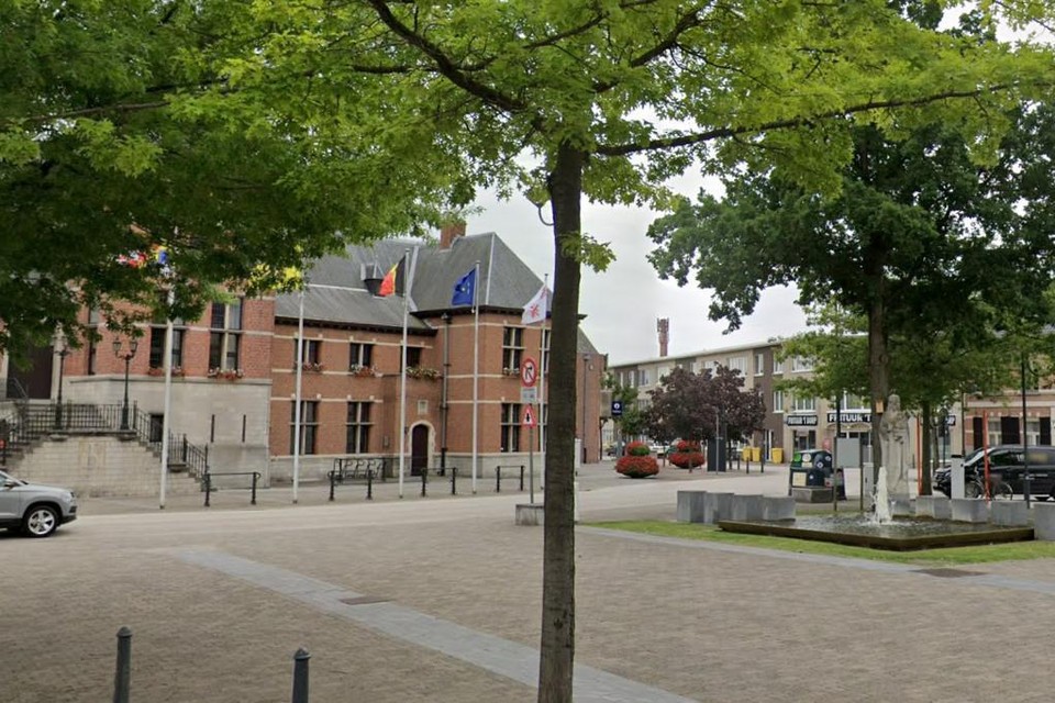 De fontein aan het gemeentehuis in Oud-Turnhout kreeg begin augustus een dikke schuimlaag. 