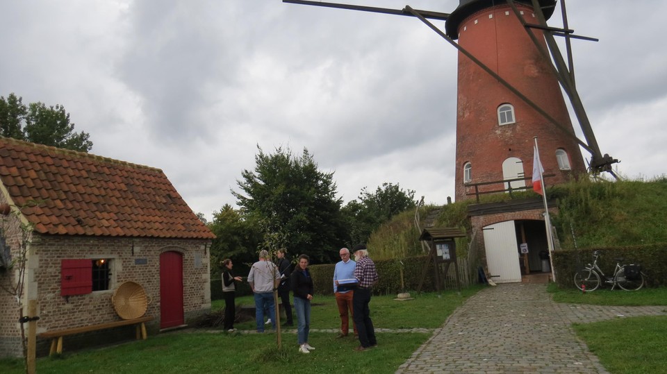 Links het bakhuis van De Brakken aan de molen in Oelegem waar de netwerkdag voor bakhuiseigenaars doorging.