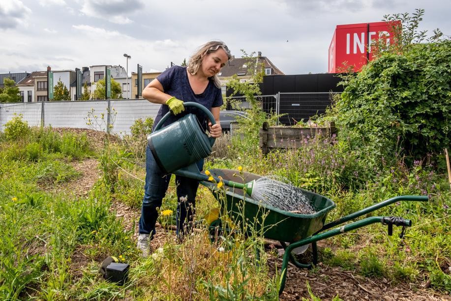 Joke haalt veel voldoening uit het werken in de tuin.