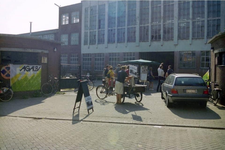 Agalev voert actie bij het verkommerde kantoorgebouw van Brepols.