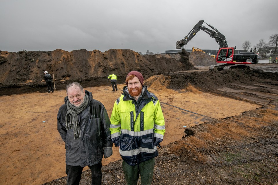 Jan Sels (links) is enthousiast over de opgravingen, als lokaal schepen voor Erfgoed voor N-VA maar ook als geschiedenisliefhebber en voorzitter van Erfgoed Noorderkempen. Naast hem staat archeoloog Bart Van Eyck.
