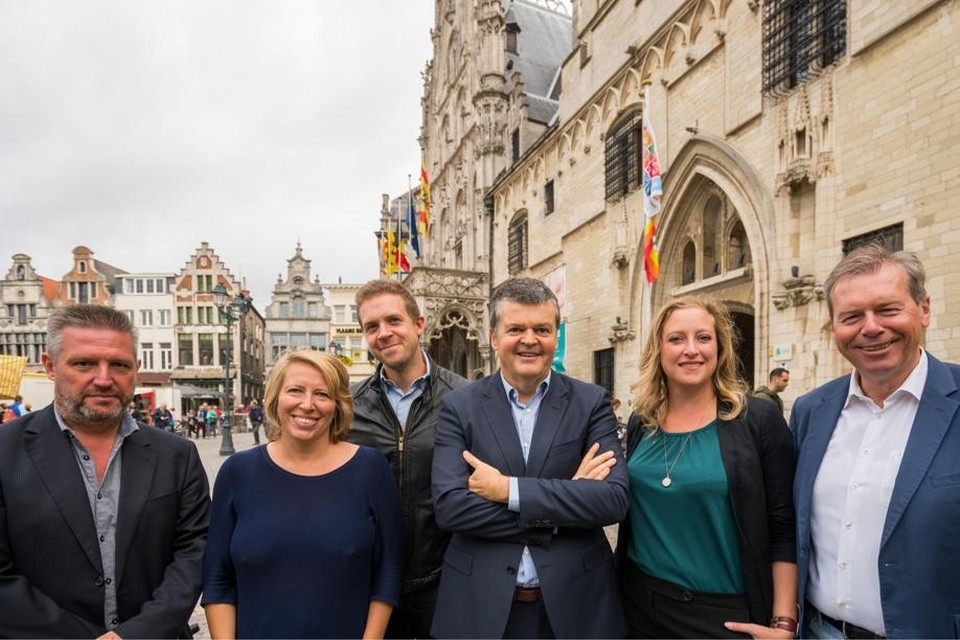 Dirk Tuypens (PVDA), Caroline Gennez (sp.a), Wim Soons (CD&V), Bart Somers (Vld-Groen-m+), Freya Perdaens (N-VA) en Frank Creyelman (Vlaams Belang).