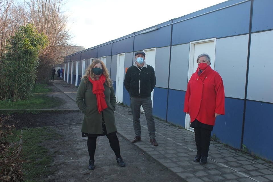 Van links naar rechts directeurs Flamen, Debruyn en De Caluwe, voor de rij containerklassen waar leerlingen van Villa Da Vinci nu nog les volgen.