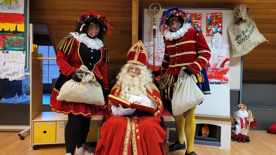De troon voor Sinterklaas stond klaar op de creazolder van de school. 