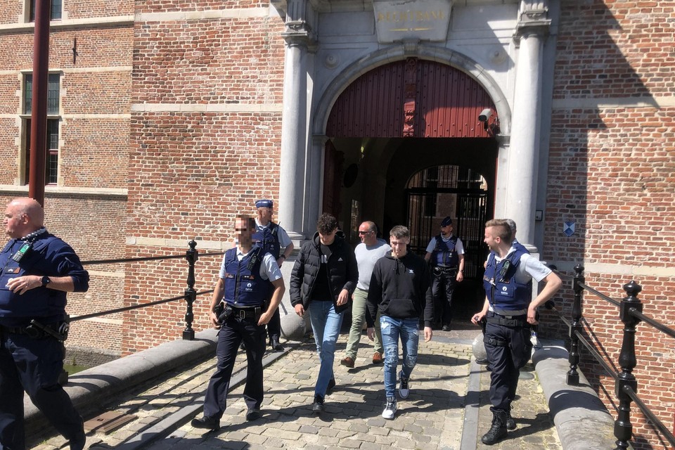 Ruben B. (met witte sneakers) verliet eerder dit jaar onder politiebegeleiding de correctionele rechtbank in Turnhout. De man die verantwoordelijk is voor de dood van Tibau Verelst kent zijn definitieve straf. 