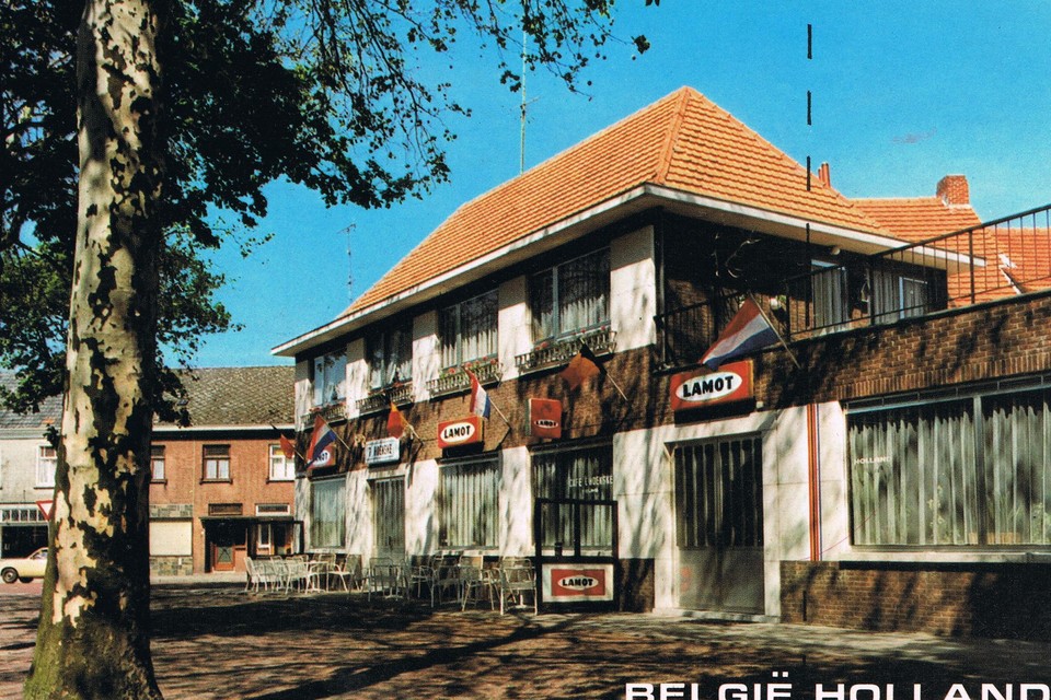 Café ’t Hoekske in 1983. De grens staat aangeduid op de buitengevel.
