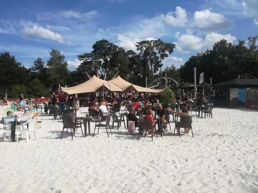 De beachbar in Sunparks: net voor de zomer werd er geïnvesteerd in extra zomerse activiteiten, net op tijd voor het mooie weer. 