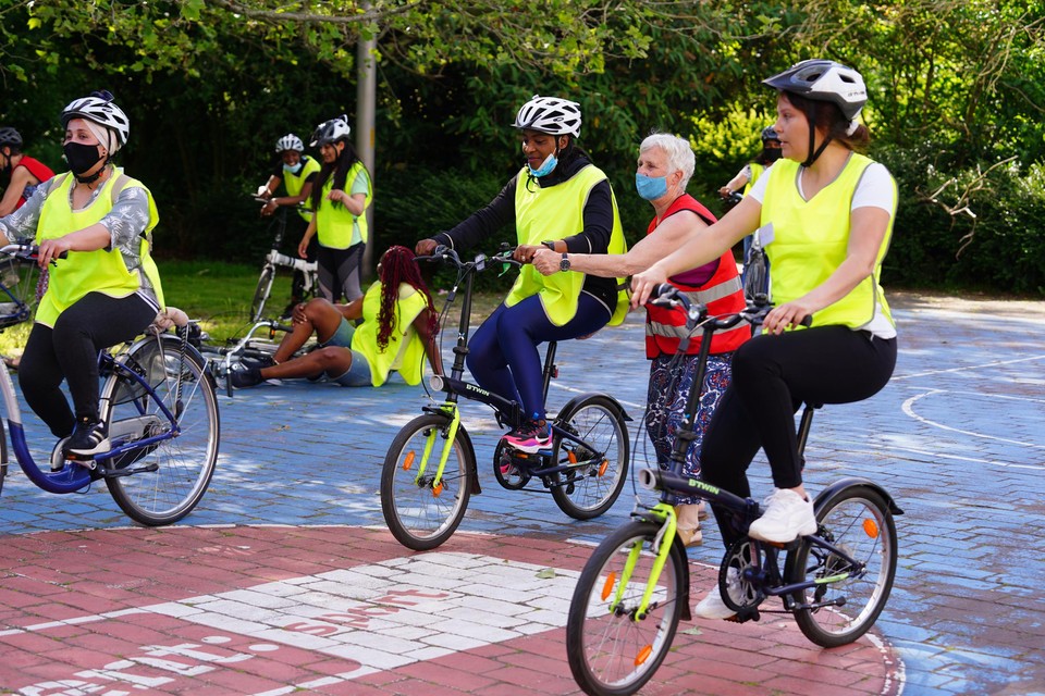 In vijftien lessen leren de volwassenen fietsen.
