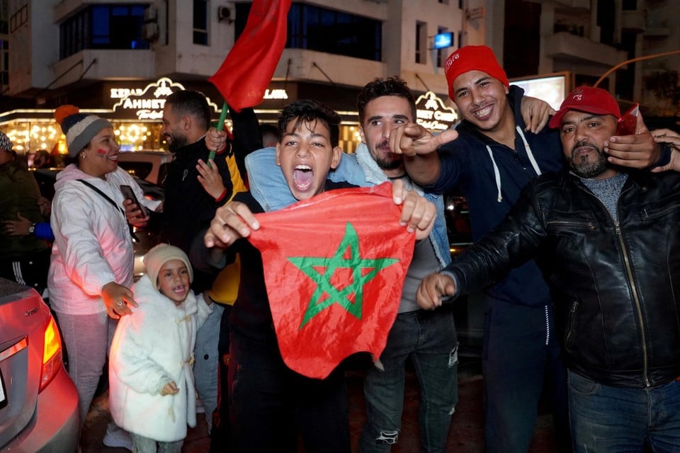 Supporters in Casablanca tijdens de match tegen Spanje:  “Hier zijn er geen rellen, alleen blije mensen.” 
