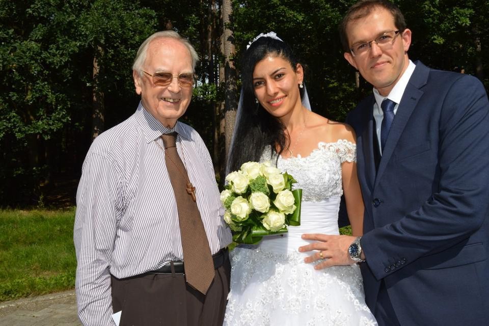 Priester Bert Taeymans in 2017 met Yelena en haar Franse echtgenoot. Zij noemde Father Bert toen haar spirituele vader. 