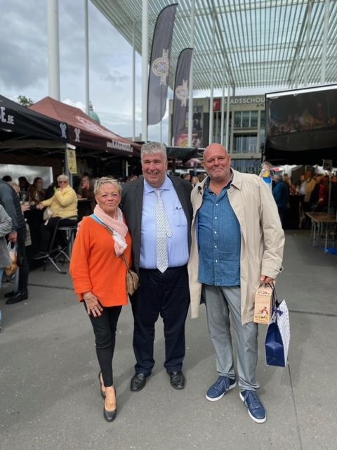 Marc De Meyer en Viviane van de Putte zijn de nieuwe Koning en Koningin van de Vogelmarkt. In het midden schepen van Markten en Foren Peter Wouters 