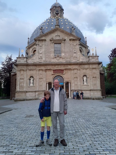 Mitchel aan de basiliek van Scherpenheuvel na de bedevaartstocht in 2023. Zijn zoon wandelde de laatste elf kilometer mee.