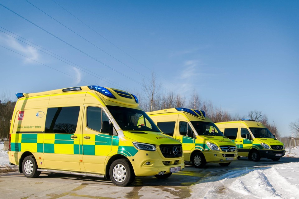 Het wagenpark van de Ambulancedienst Beerse met vooraan de gloednieuwe ziekenwagen. 