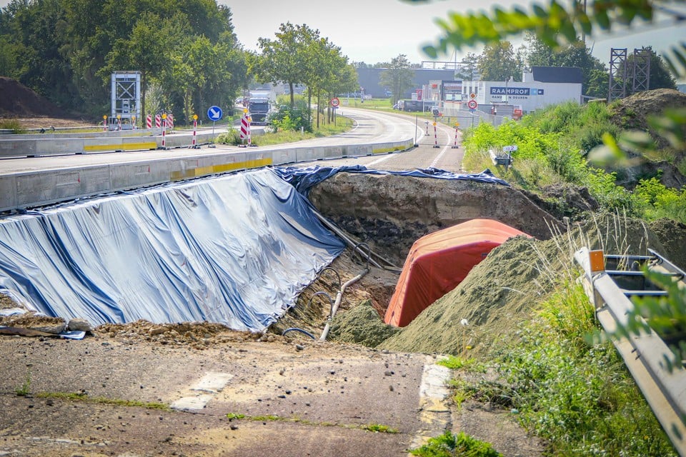 Ter hoogte van de werken aan de nieuwe brug in Beringen kwam de fietser om een nog onbekende reden ten val op het betonnen dek. Hij kwam vervolgens in een vier meter diepe werfput terecht. De man overleefde het ongeval niet. 