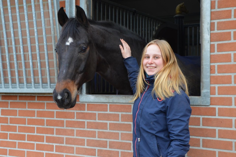 Axelle Koninckx met Coryphee, het dressuurpaard van haar mama.