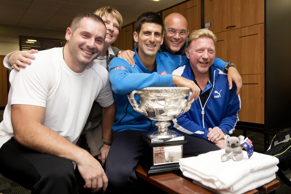 Djokovic (midden) en Becker (rechts) na de eindzege van Djokovic op de Australian Open in 2015. 