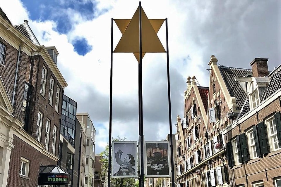 Aan de ingang van het Joods Historisch Museum staat een grote Jodenster.