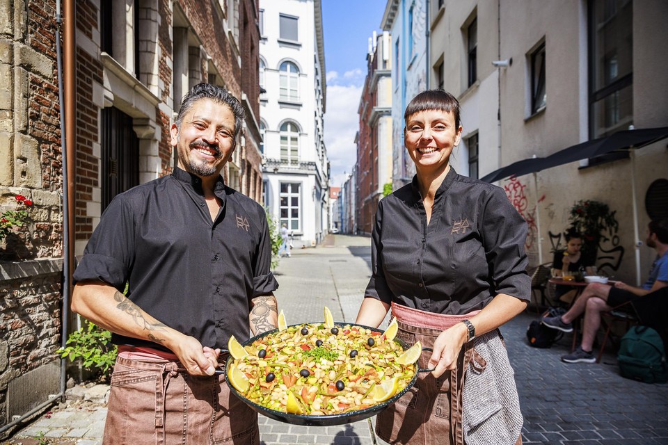 Smaakmeesters trekken de straat op: Mario en Melissa van HART nodigen je uit om van hun vegan paella te proeven in de Minderbroedersrui én op de Groenplaats. 