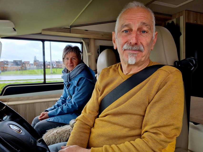 Benny en zijn vrouw Berthe kwamen voor het eerst naar de weegactie van de politie en kregen te horen dat alles in orde was met hun kampeerwagen.