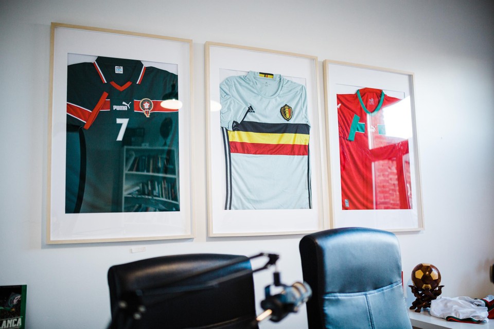 In de podcast-studio van Abdel Fatah hangen voetbalshirts van Marokko en België aan de muur. 