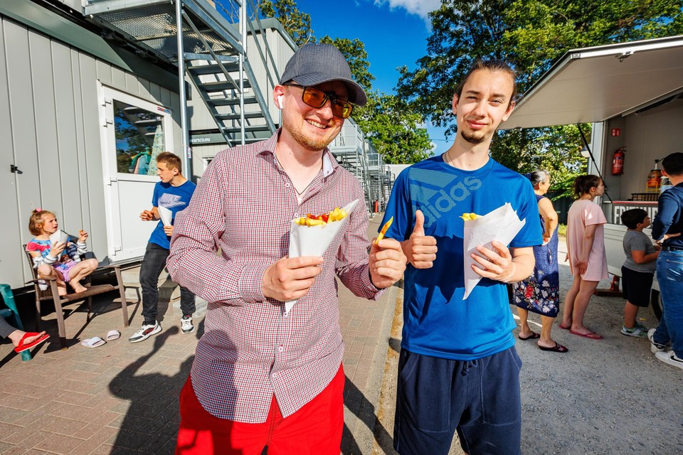 De Oekraïense vluchtelingen konden de frietjes van Frituur Veemarkt wel smaken.