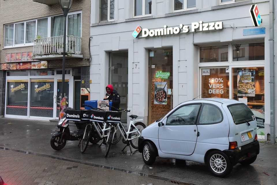 Pizzakoeriers palmen de stoep in. “Te veel afhaalrestaurants in de stad zouden tot te veel overlast leiden”, zegt het stadsbestuur. 